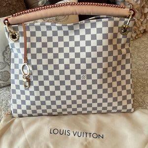 COPY :has magnetic closure